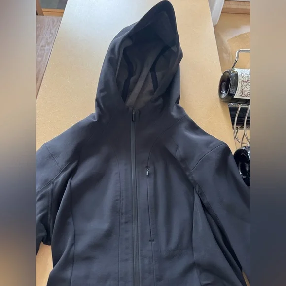 Lululemon Define Rain Jacket in Black, Size 8 - Picture 4 of 11
